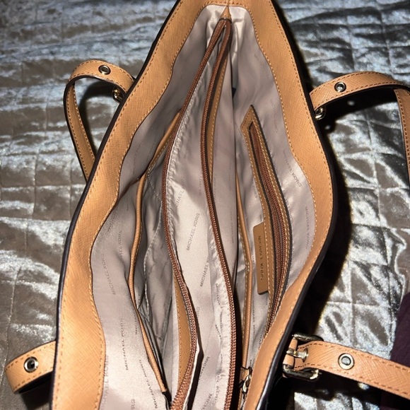 Micheal Kors signature tote - Picture 7 of 9